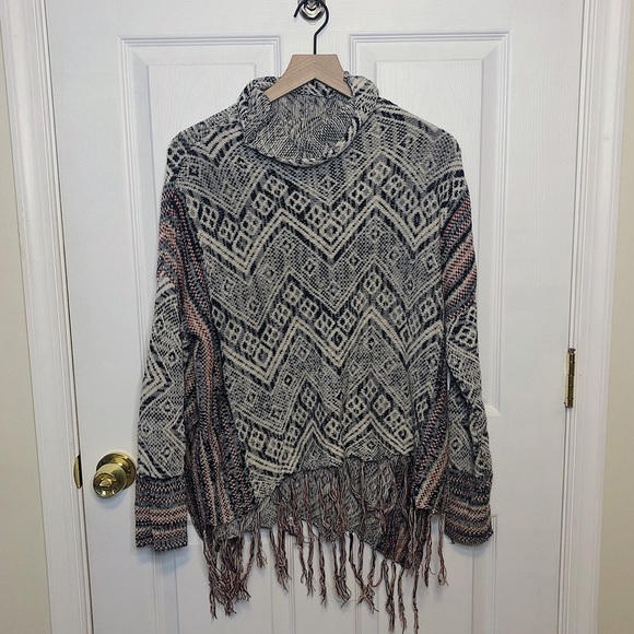 ✧･ﾟaztec patterned poncho - Picture 2 of 5